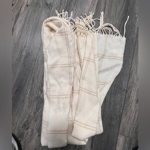🌱🦢4 FOR $15!🦢🌱 Universal threads Cream Plaid Scarf